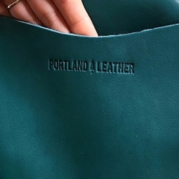 Portland Leather Peacock Teal Green Round Crossbody Bag NWOT - Picture 4 of 5